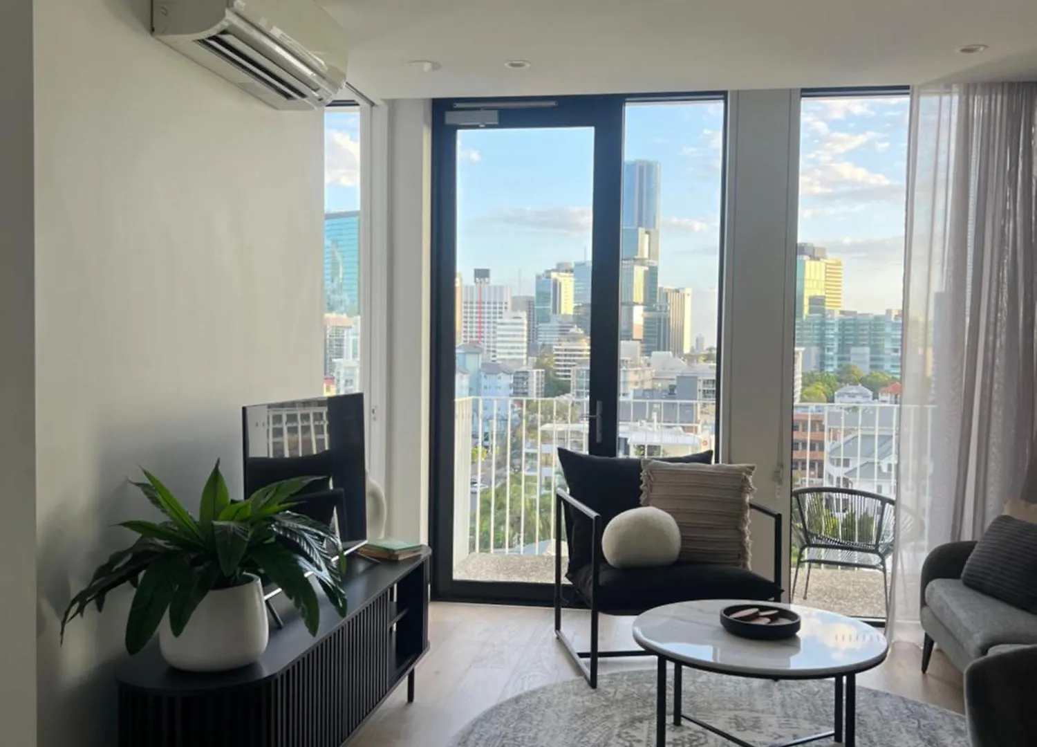 Spacious 2Bed 2Bath Apartment With City Views Brisbane