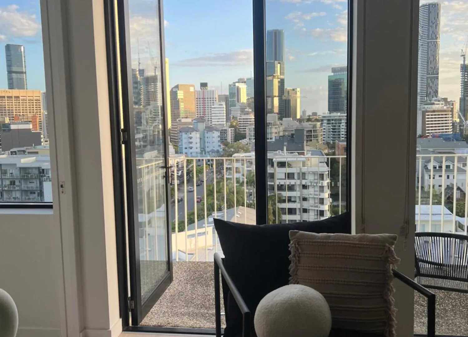 Spacious 2Bed 2Bath Apartment With City Views Brisbane