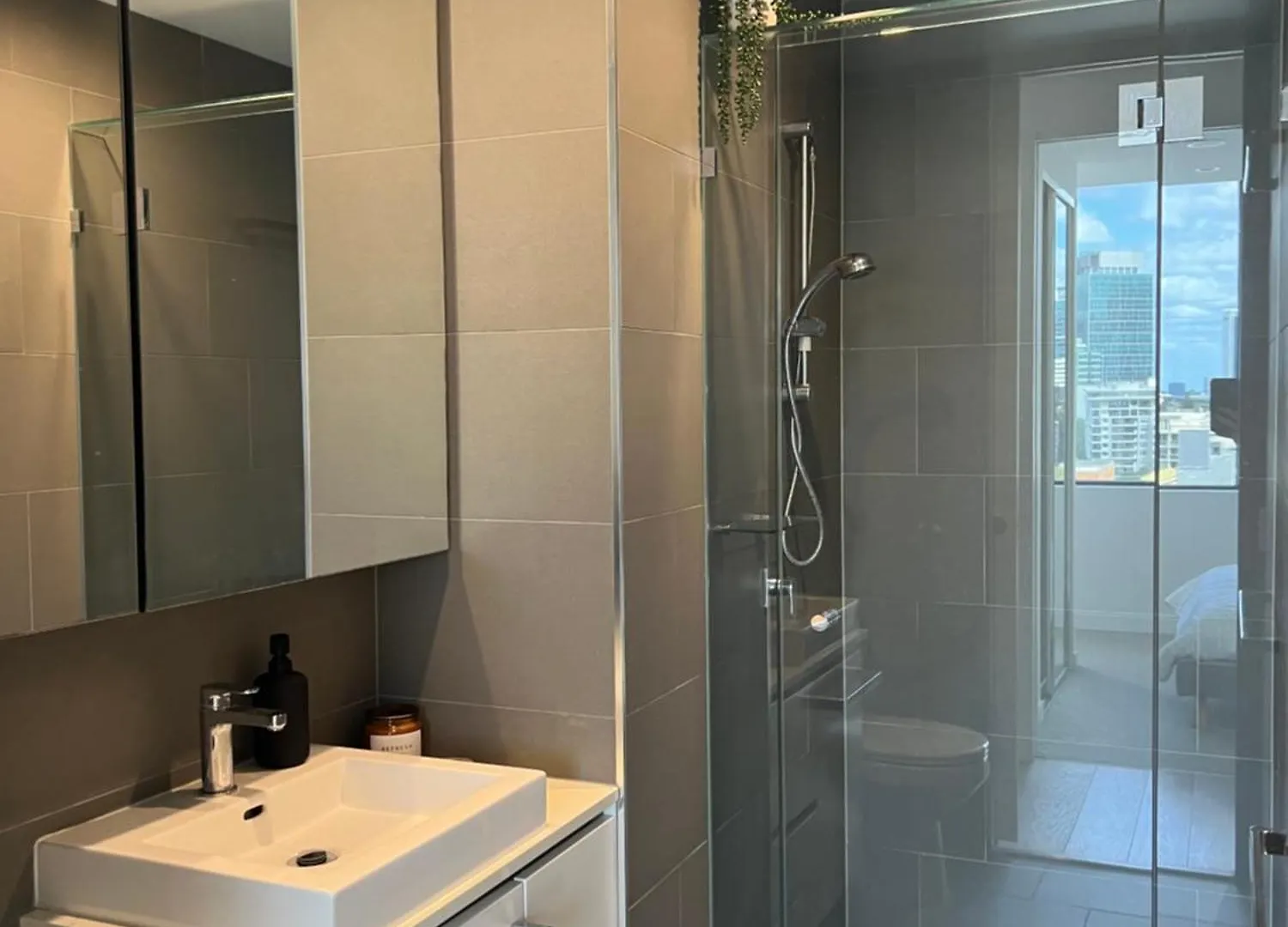 Spacious 2Bed 2Bath Apartment With City Views Brisbane